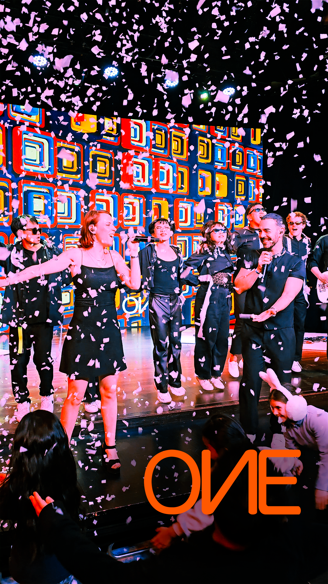groupe d'artistes musiciens sur scène